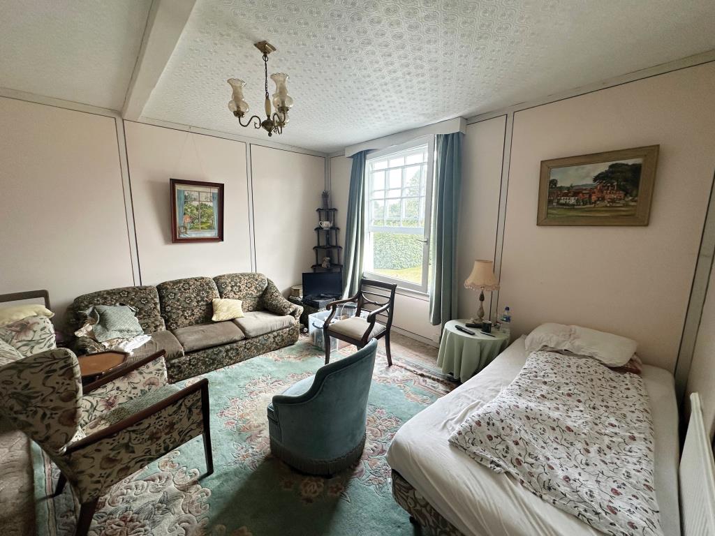 Lot: 163 - PERIOD VILLAGE PROPERTY ARRANGED AS TWO FLATS WITH POTENTIAL - First floor flat living room